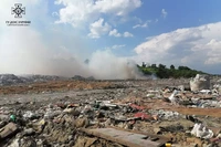 Дніпровський район: вогнеборці ліквідовують пожежу на полігоні твердих побутових відходів