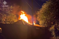 Дніпровські вогнеборці загасили палаючий житловий будинок