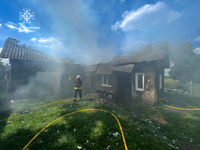Золочівський район: вогнеборці врятували від знищення вогнем 3 будівлі