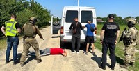(ВІДЕО) На Буковині прикордонники затримали «на гарячому» переправника осіб через кордон