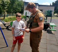 Ювенальні поліцейські пояснили правила мінної безпеки діткам із постраждалих через російські обстріли населених пунктів Херсонщини