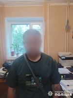 Завдавши ударів, відібрав телефон жінки - у Миколаєві поліцейські оперативно затримали чоловіка за пограбування