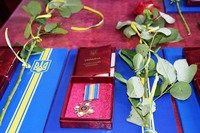 У Хмельницькому родинам трьох загиблих нацгвардійців вручили державні нагороди