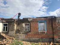 Чугуївський район: рятувальники ДСНС спільно з вогнеборцями МПК ліквідували пожежу у житловому будинку, що виникла в результаті ворожих обстрілів