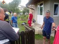 Вогнеборці евакуювали двох людей із задимленої квартири в місті Калуш