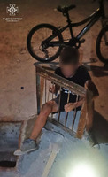 Київська область: рятувальники надали допомогу хлопчику, який застряг в решітці зливної канави