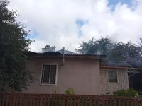 На Конотопщині, приборкуючи пожежу, вогнеборці запобігли масштабному загорянню в житловому секторі