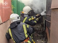 У Шостці, приборкуючи пожежу, вогнеборці врятували 3 гаражі