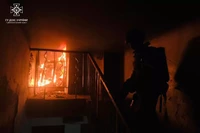 Криворізький район: під час пожежі в квартирі отримав травми чоловік, двох чоловіків врятовано вогнеборцями