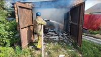 У Сумському районі, приборкуючи пожежу, вогнеборці запобігли масштабному загорянню в житловому секторі