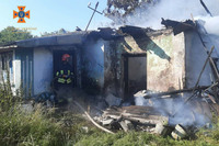 Бійці ДСНС ліквідували пожежу на території приватного домоволодіння