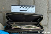 У Кам’янці-Подільському свідки допомогли поліцейським затримати зловмисника, який пограбував 33-річну жінку