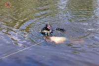 Дніпровський район: рятувальники дістали з водойми тіло загиблого чоловіка
