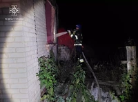 На Шосткинщині рятувальники ліквідували пожежу в житловому секторі, спричинену ворожим ударом