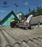 Фастівський район: рятувальники зняли чоловіка з даху