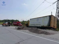 Житомирський район: рятувальники відбуксирували вантажівку з кювету