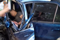 Новомосковський район: надзвичайники деблокували травмованого водія з понівеченого легковика