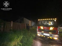 У Сумському районі вогнеборці врятували літню жінку під час ліквідації пожежі, яку спричинила блискавка