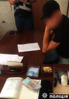 Тисяча доларів США за уникнення покарання за крадіжку: на Миколаївщині слідчі затримали чоловіка під час дачі хабара поліцейському