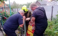 Кременчук: рятувальники допомогли вилізти жінці з приямку до колонки