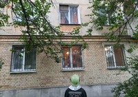 Київська область: рятувальники зняли з підвіконня дівчинку, яка збиралась спуститись на вулицю по канату