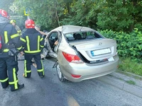 Вранці у Львові вивільняли з деформованого авто двох травмованих в ДТП