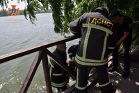 Кропивницький: рятувальники дістали з річки тіло загиблого чоловіка