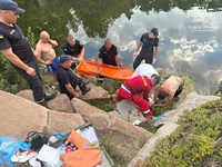 Житомир: рятувальники надали допомогу чоловіку, який впав зі скелі
