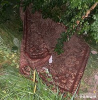 Тіло чоловіка у килимі посеред Житомира: поліція затримала хлопця за підозрою у злочині