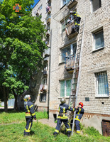 Броварський район: рятувальники допомогли чоловіку спуститися з балкону четвертого поверху