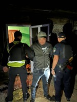 На Тячівщині поліція розшукала небезпечного зловмисника, який переховувався від суду: під час затримання фігурант з ножем накинувся на поліцейських
