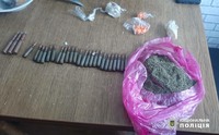 Жашківські поліцейські викрили чоловіка у зберіганні наркотиків, зброї та боєприпасів