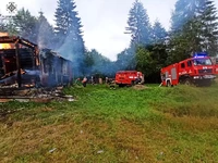 Рятувальники спільно з вогнеборцями - доровольцями ліквідували пожежу житлового будинку у Верховинському районі.