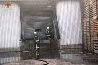 У Дніпровському районі рятувальники ліквідували пожежу у складському приміщенні