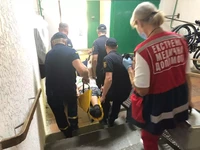 У місті Вараш рятувальники допомогли медикам транспортувати важкохвору жінку до карети швидкої допомоги