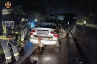 Дніпровський район: рятувальники деблокували тіло водія з понівеченого легковика