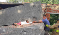 Київська область: рятувальники надали допомогу дитині, що опинилась у пасці