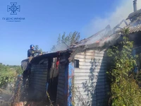 На Сумщині рятувальники разом з сільськими вогнеборцями приборкували загоряння житлового будинку