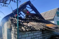 Дніпровський район: вогнеборці загасили пожежу на території приватного домоволодіння