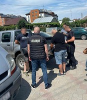 Закарпатські правоохоронці викрили зловмисника на продажі автомобілів, що були ввезені в Україну як гуманітарна допомога для військових
