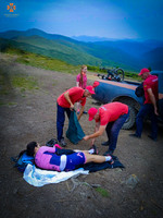 Рахівські гірські рятувальники допомогли туристці, яка травмувалася під час катання на велосипеді