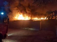 У Конотопі рятувальники разом з добровільними пожежними командами приборкували масштабне загоряння гаражів