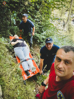Рятувальники та медики спустили зі скали травмовану киянку