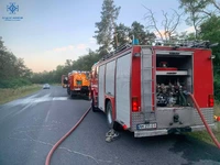Коростенський район: рятувальники ліквідували пожежу причепу вантажівки, в якій знаходилося паливо для твердопаливного котла