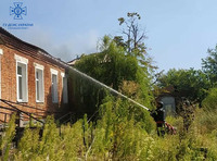 М. Вовчанськ: вогнеборці ліквідували відразу 2 пожежі у житловому будинку та недіючій будівлі лікувального закладу, що спричинені ворожими обстрілами