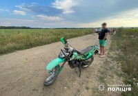 Слідчі поліції Буковини встановлюють обставини ДТП з потерпілим мотоциклістом
