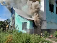 У Конотопі вогнеборці приборкували масштабне загоряння неексплуатуємої будівлі