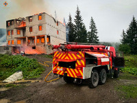 На Рахівщині рятувальники ліквідували пожежу в недобудованому міні-готелі