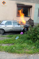 У центрі Воловця пожежа охопила легковий автомобіль