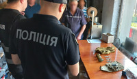 Чернігівські поліцейські вилучили у місцевого мешканця зброю, боєприпаси та наркотики